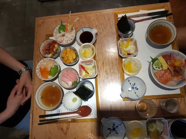 카이센동과 다양한 해산물 미니 덮밥 정식이 차려진 식탁