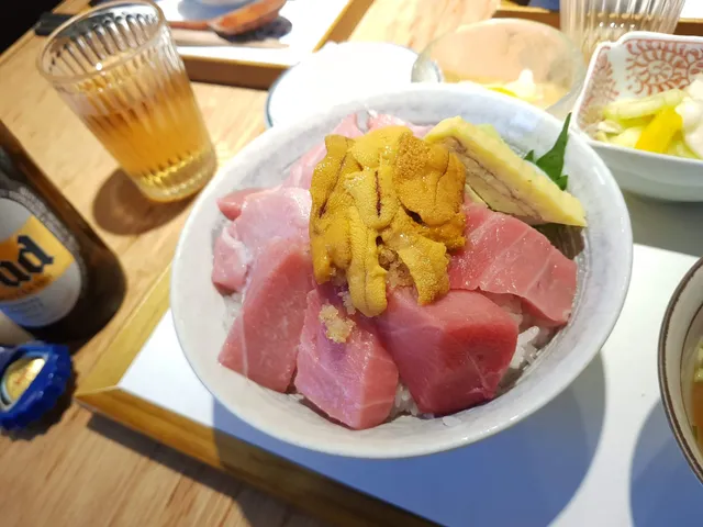 두툼한 참치회와 성게알(우니), 계란말이가 올려진 카이센동(우니 마구로동)