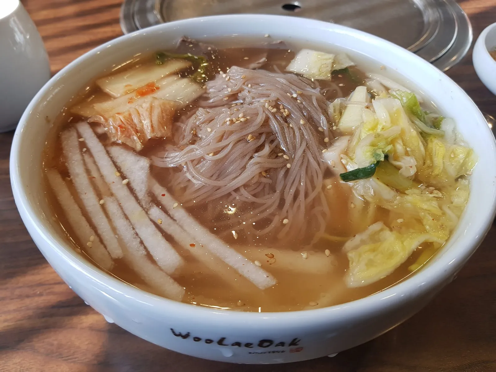 배추김치와 무생채, 고기 고명이 얹어진 평양냉면