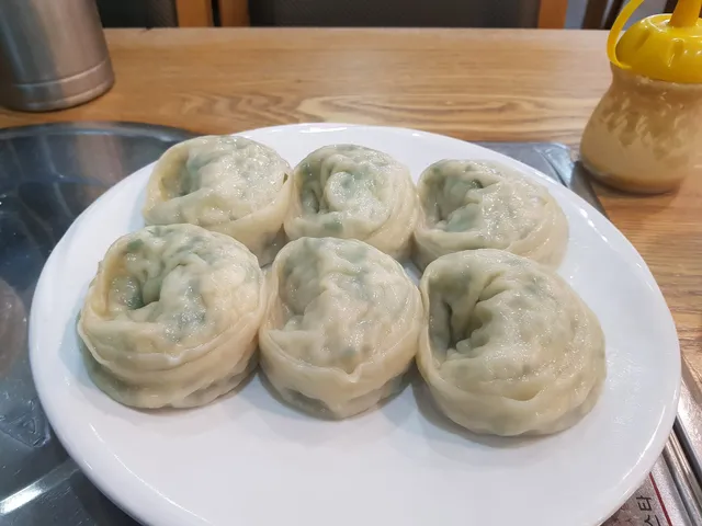 접시에 정갈하게 담겨 나온 찐만두 6개
