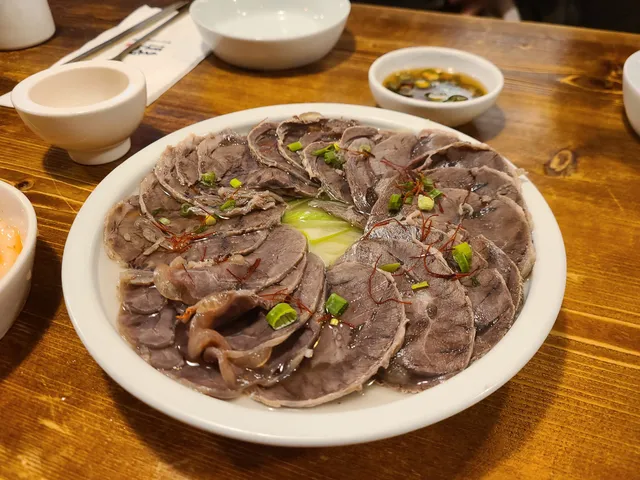 접시에 둥글게 둘러 담긴 소고기 아롱사태 수육