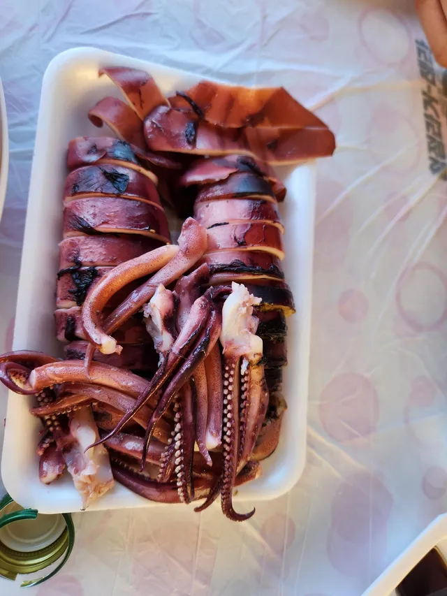 일회용 용기에 담겨 먹기 좋게 썰려 나온 통오징어찜 또는 오징어 숙회