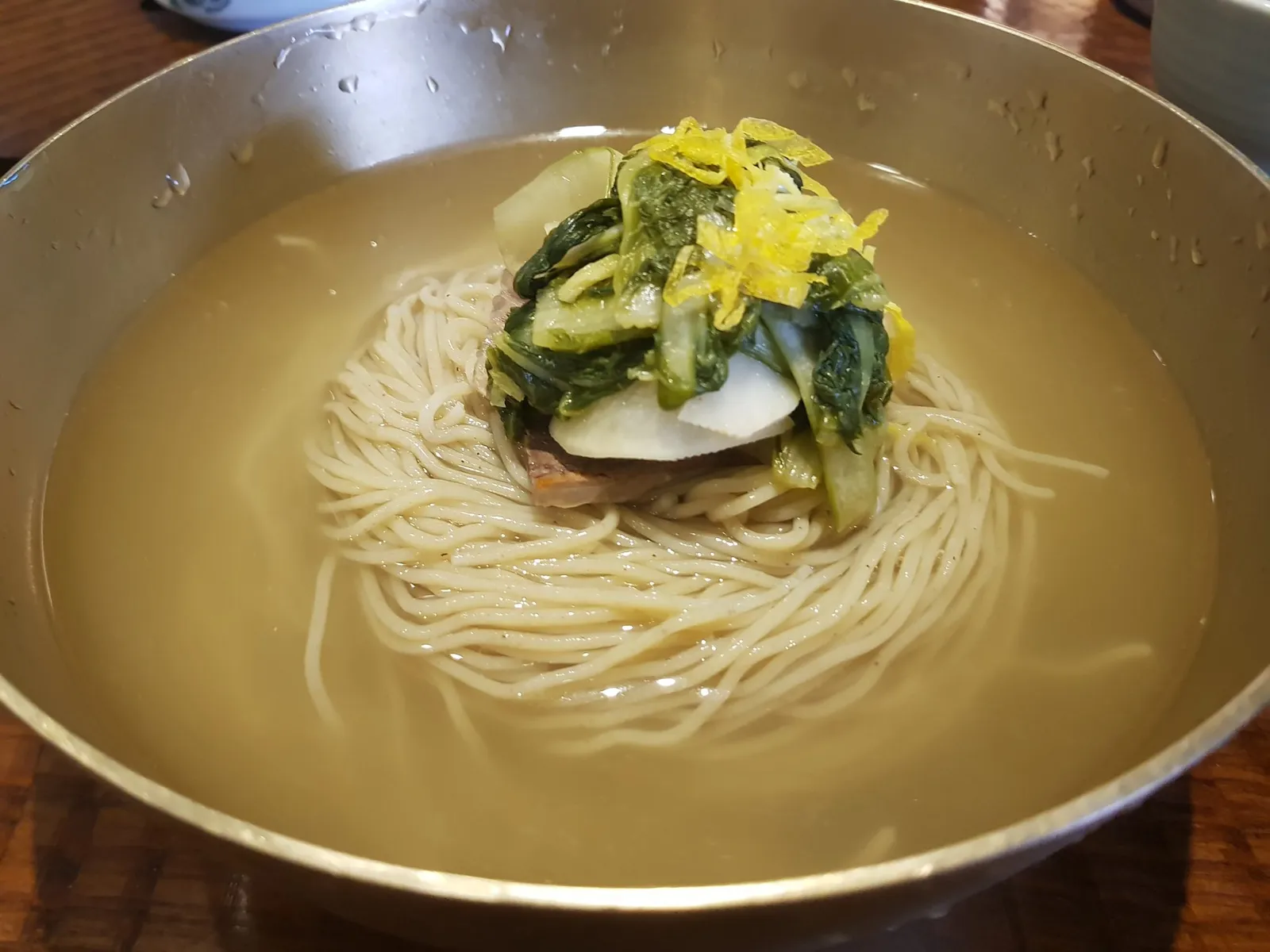 놋그릇에 정갈하게 담겨 나온 평양냉면(물냉면)