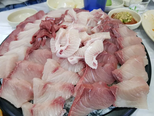 접시에 푸짐하게 썰어 나온 신선한 대방어회