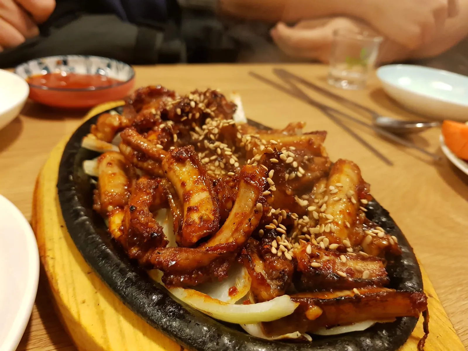 뜨거운 철판 위에 양파와 함께 양념하여 구워낸 꼼장어구이