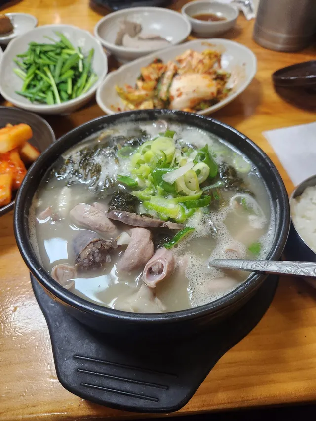 뚝배기에 순대와 내장, 파가 들어간 순대국밥과 밑반찬들