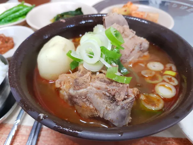 통감자와 큼직한 돼지 등뼈, 대파가 듬뿍 들어간 뚝배기 뼈해장국