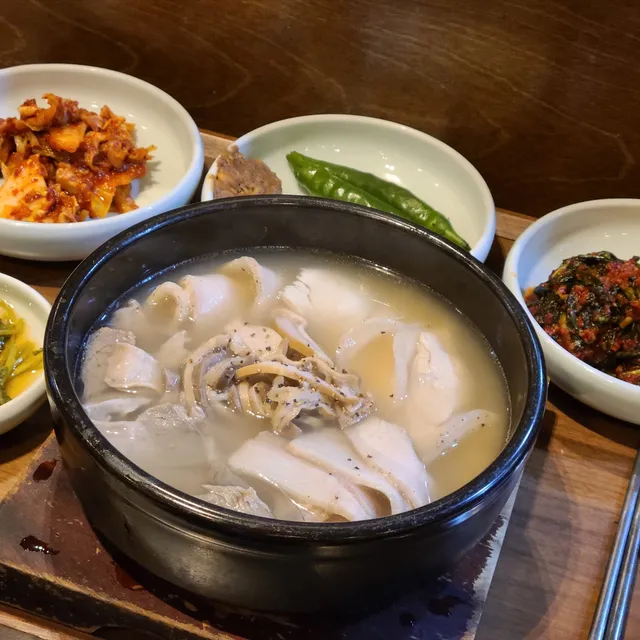 뚝배기에 담긴 돼지국밥과 김치, 고추 등 기본 반찬 상차림