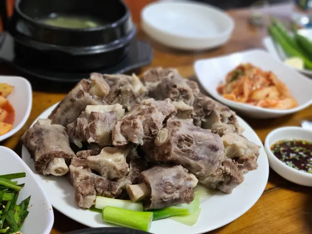 접시에 푸짐하게 담긴 소꼬리수육과 밑반찬들