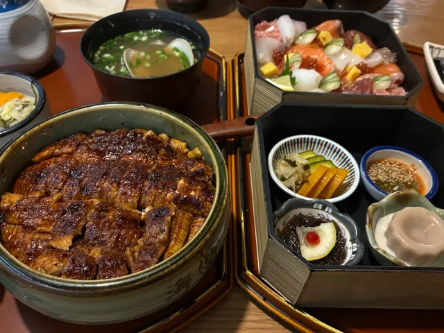 정갈하게 차려진 히츠마부시(장어덮밥)와 카이센동, 곁들임 반찬 한 상