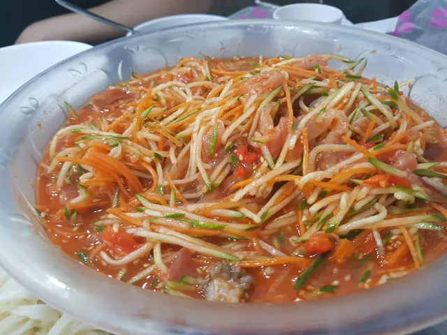 투명한 대접에 채 썬 오이, 당근, 회가 매콤한 양념 육수와 버무려진 물회