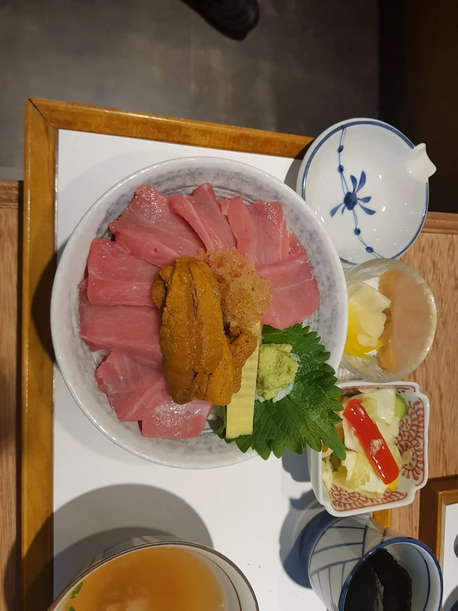 참치뱃살과 성게알(우니)이 올려진 카이센동 정식 상차림