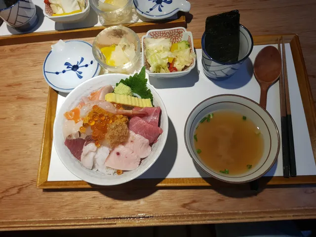 카이센동 정식과 장국, 김, 샐러드 반찬이 정갈하게 차려진 한 상차림