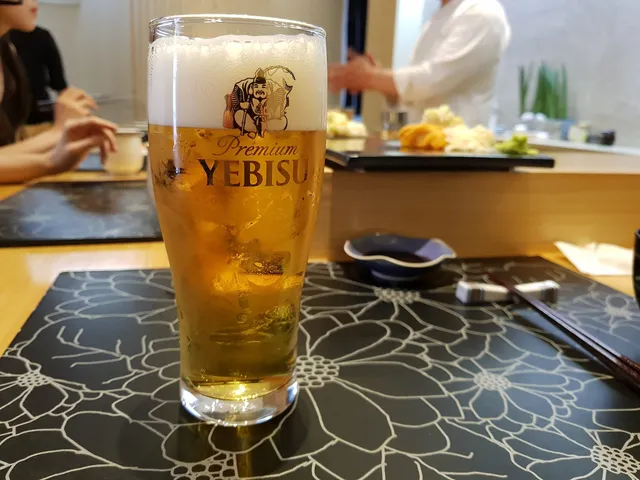 일식당 바 테이블에 놓인 에비스 생맥주 한 잔