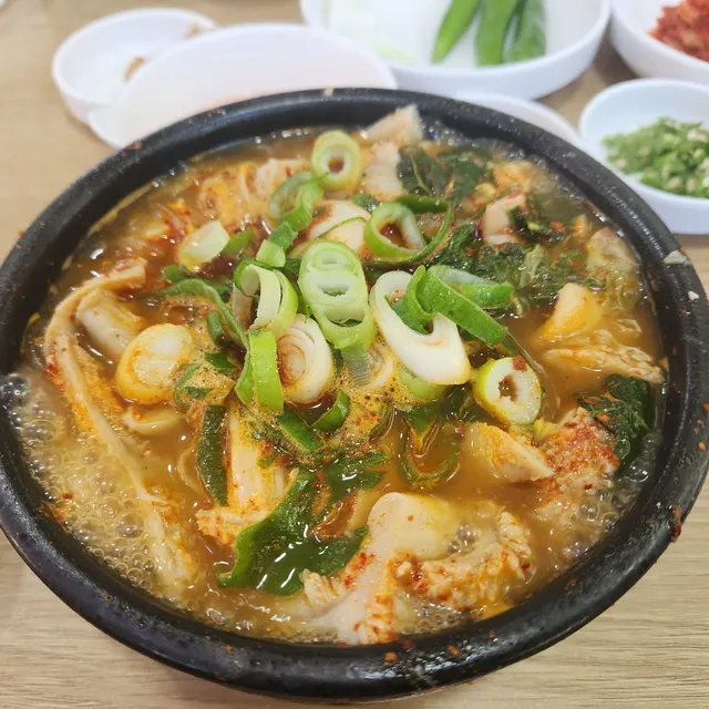 뚝배기에 파와 내장이 푸짐하게 들어간 얼큰한 내장탕