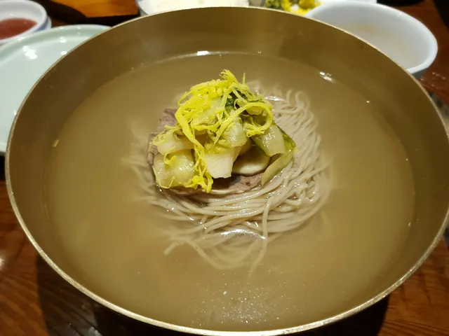 놋그릇에 정갈하게 담겨 나온 평양냉면