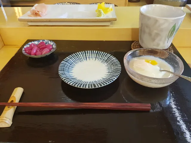 일식 오마카세 카운터석에 차려진 수란과 락교 등 기본 상차림