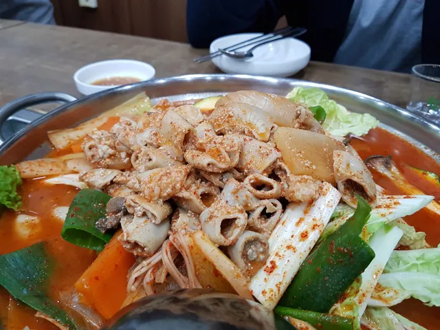 냄비에 소곱창과 각종 채소가 듬뿍 담겨 끓이기 직전인 곱창전골