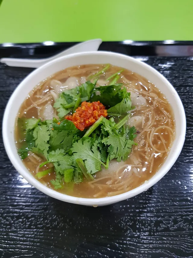 고수와 다진 양념이 올라간 대만식 곱창국수(미엔센)