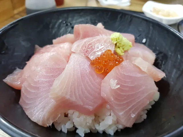 흰살생선(또는 방어/참치 뱃살) 회와 연어알, 와사비가 밥 위에 얹어진 덮밥(카이센동)