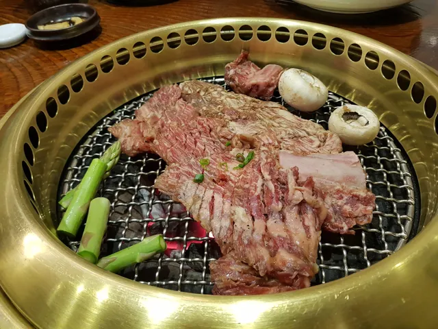 불판 위에서 구워지고 있는 양념 소갈비와 버섯, 아스파라거스