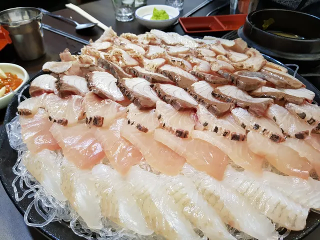 천사채 위에 정갈하게 썰어 담은 모둠 생선회와 껍질을 살짝 익힌 유비끼 회