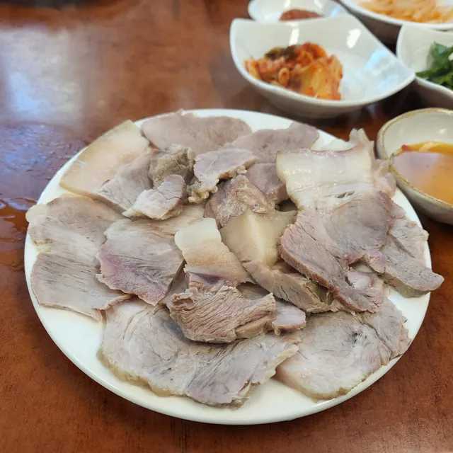 접시에 얇게 썰어 담긴 돼지고기 수육