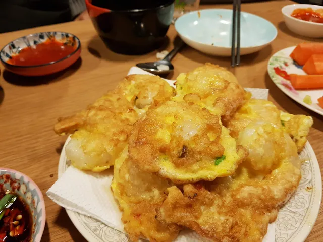 노릇하게 부쳐진 새우전이 접시에 담겨 있는 모습