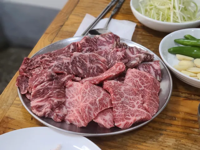 접시에 담겨 나온 마블링이 좋은 한우 소고기 특수부위 모둠
