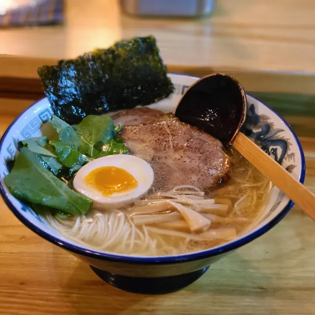 차슈, 반숙란, 멘마, 김, 채소가 고명으로 올라간 맑은 국물의 일본식 라멘 한 그릇