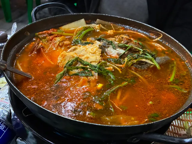 냄비에 담겨 끓고 있는 얼큰한 생선 매운탕
