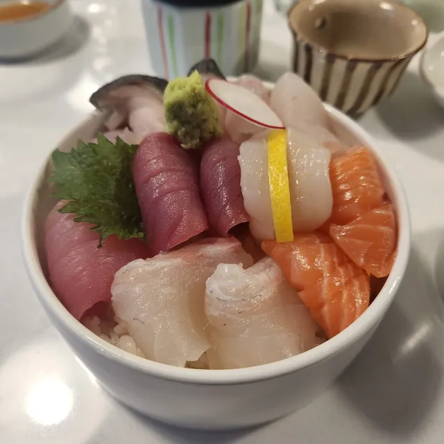 연어, 참치, 광어, 관자 등 다양한 해산물이 밥 위에 올라간 카이센동