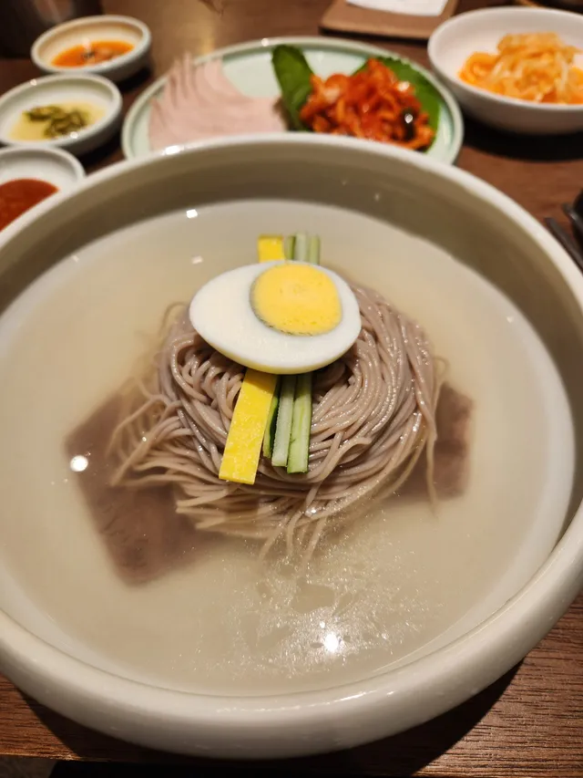 정갈하게 담겨 나온 평양냉면과 보쌈, 밑반찬