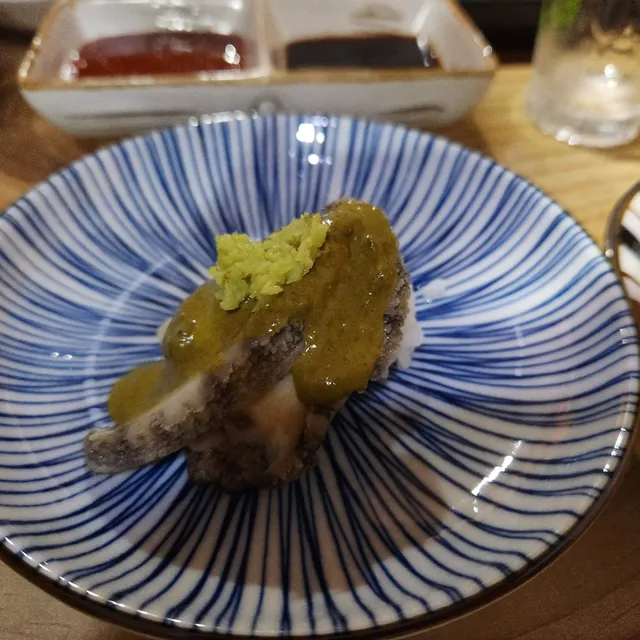 게우소스(전복내장소스)와 생와사비가 얹어진 전복 찜 요리