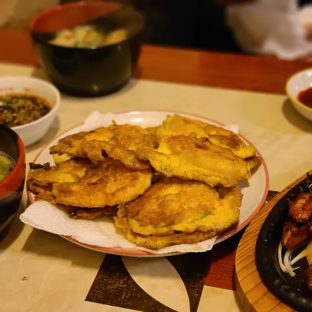 접시 위에 노릇하게 부쳐진 전이 담겨 있는 모습