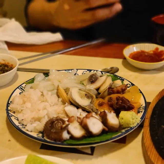 문어숙회, 멍게, 소라, 오징어회, 세꼬시 등이 담긴 모둠 해산물 한 접시