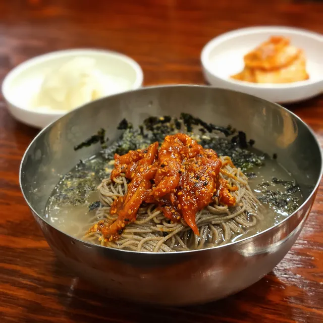 메밀국수 위에 명태회무침과 김가루가 올라간 명태회막국수