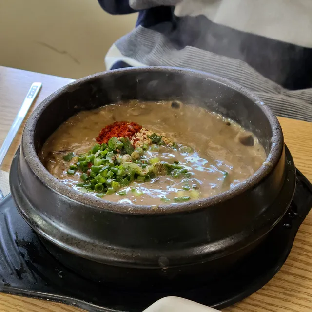 뚝배기에 김이 모락모락 나는 고사리육개장 혹은 추어탕