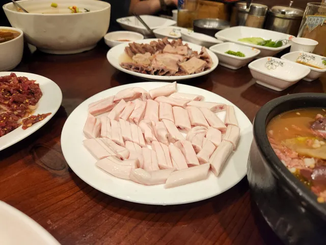 접시에 담긴 소 등골과 육회, 수육, 해장국 등 소고기 특수부위 요리들