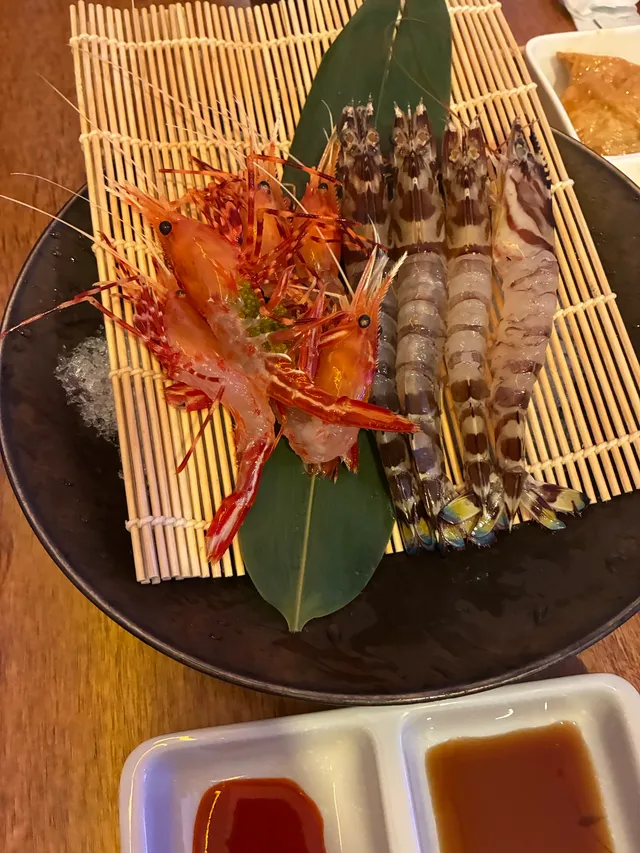 대나무 발 위에 신선하게 손질되어 나온 생새우회(독도새우/보리새우)