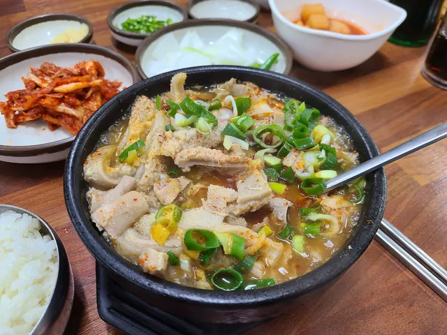 내장과 파가 듬뿍 들어간 뚝배기 해장국과 공깃밥, 반찬들
