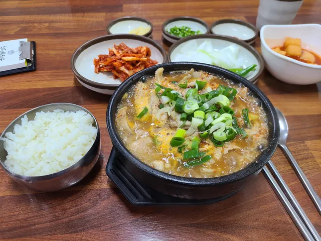뚝배기에 담긴 선지해장국과 공깃밥, 김치 등의 기본 반찬 상차림