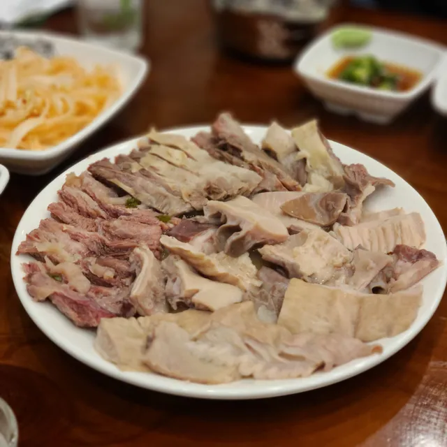 접시에 정갈하게 담겨 나온 모둠 수육