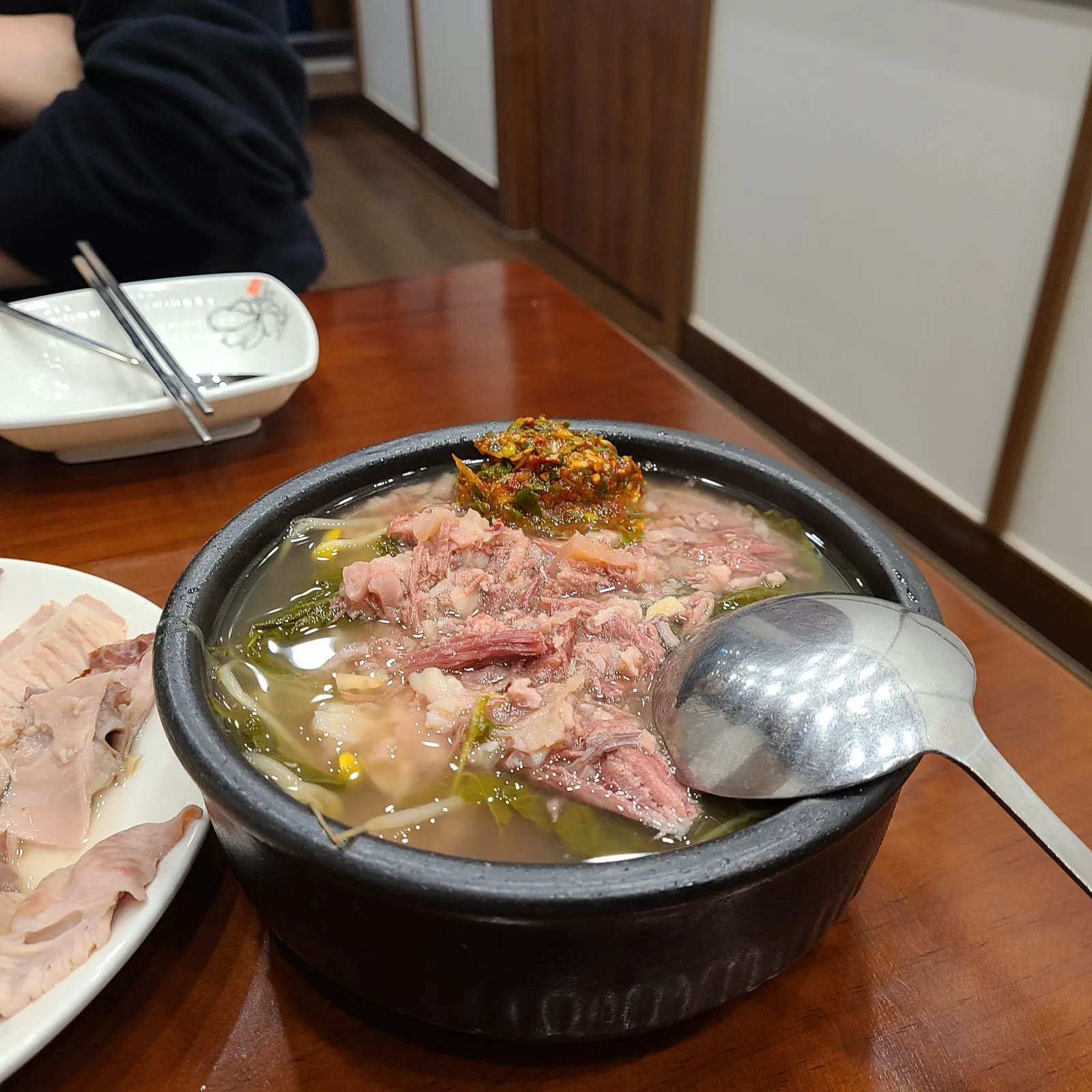 뚝배기에 푸짐한 고기와 다대기, 나물이 들어간 국밥과 수육
