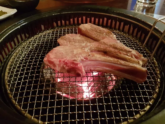 숯불 화로 석쇠 위에 올려져 구워지고 있는 양갈비