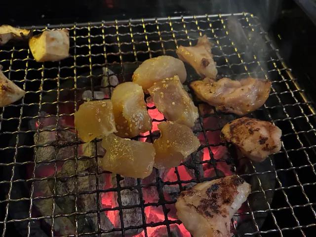 숯불 석쇠 위에서 구워지고 있는 특양 또는 대창 구이