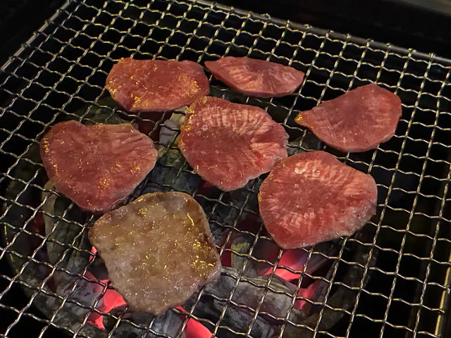 숯불 석쇠 위에서 구워지고 있는 우설 구이
