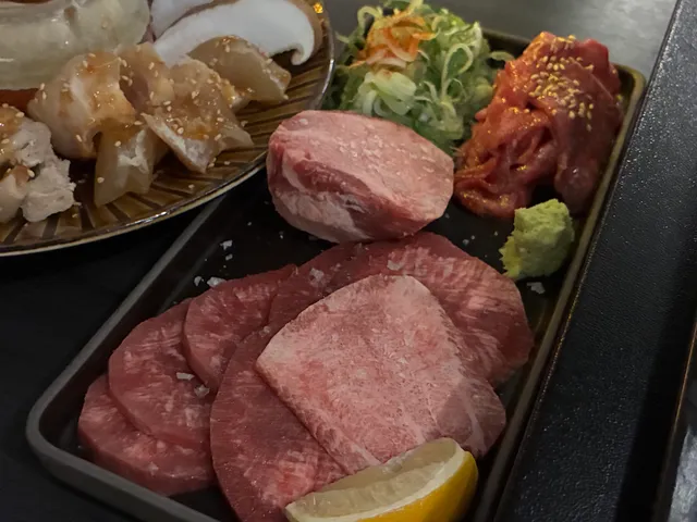 네모난 접시에 담긴 우설과 양념 고기, 버섯과 특수부위 고기
