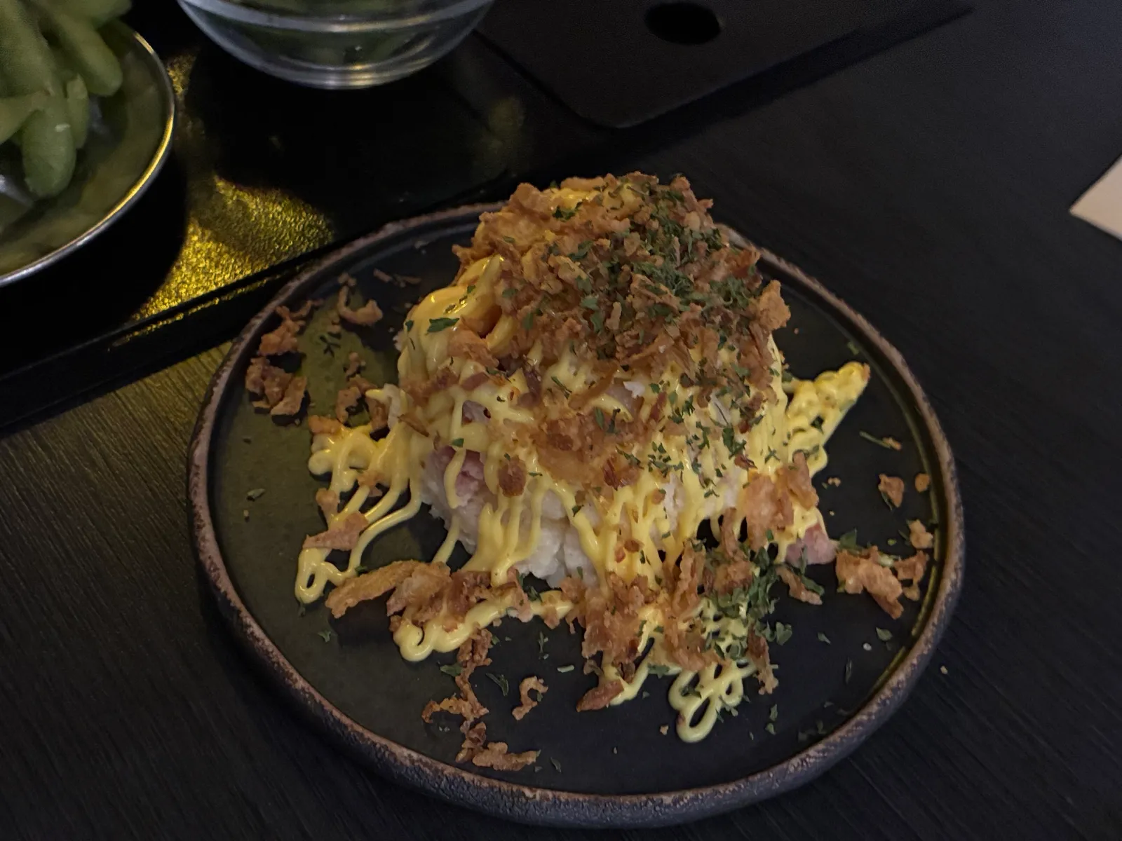 소스와 후레이크가 듬뿍 올라간 감자샐러드