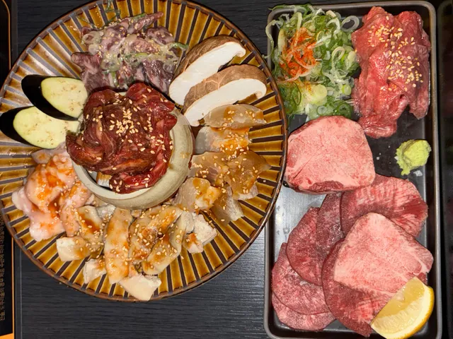 야키니쿠 모둠 구이용 소고기 부위와 우설, 호르몬, 버섯, 가지가 정갈하게 담긴 접시